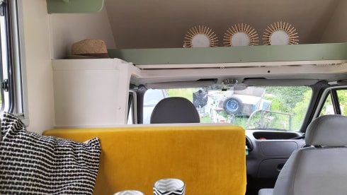 Atmospheric 5-person camper including bedding