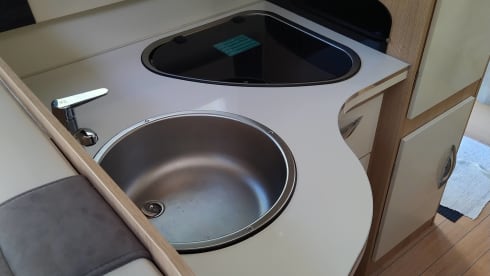 Découvrez notre camping-car McLouis luxueux et pratique - idéal pour les familles !