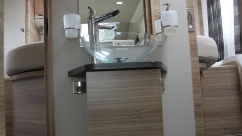 Luxuriöser Adria Matrix Familiencamper mit automatischem Niveausystem