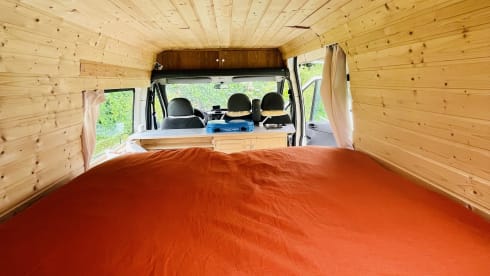 Betsy – Bus camper with long double bed!