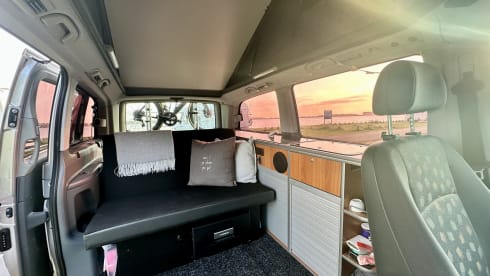 #ExplorerBuzzs – 4 Person MB Vito 4x4 Campervan (2009)