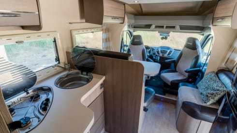 Challenger! – Ruime, moderne en luxe camper met 4 vaste slaapplekken - XL garage