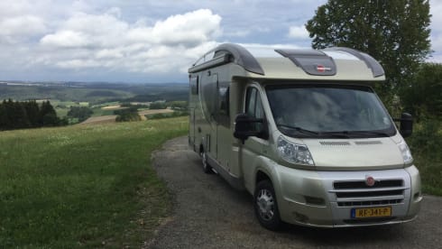 Luxurious spacious Burstner with 2 twin beds
