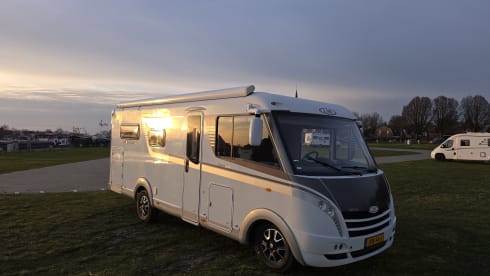 4p LMC integral lifting bed and round seating area from 2015