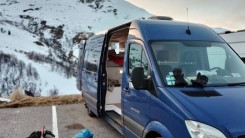 Toto – 2p (+1 young child) Mercedes-Benz bus from 2008 (3 passenger seats)