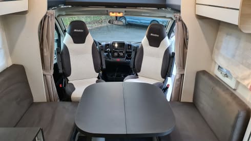 L199VP – Chausson 777GA Automatic Titanium VIP very luxurious, km free
