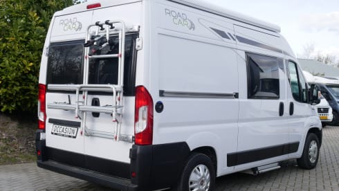 Carado 5.40 meter Buscamper, 2 sleeping - 4 seats.