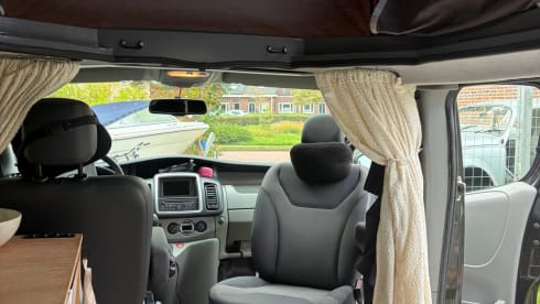 4p Renault campervan uit 2012