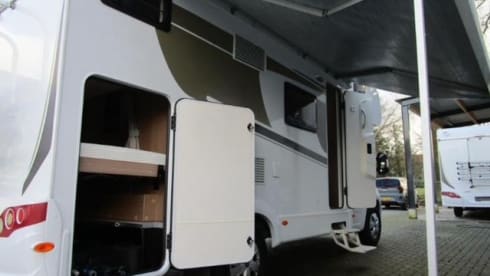 LiKaJo – Beautiful young 4-person Carado alcove from 2019