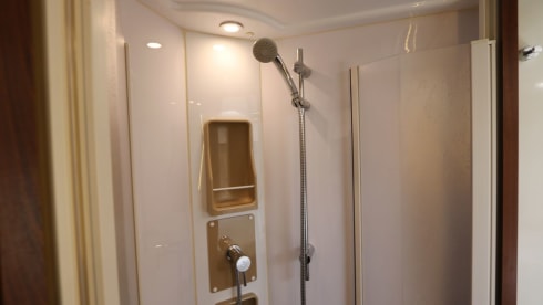 McLouis Sovereign 78 – Very luxurious, modern 5-person camper, freedom with real comfort