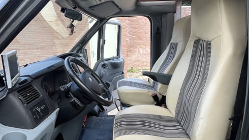 4p LMC semi-integrated with awning, air conditioning and cruise control.