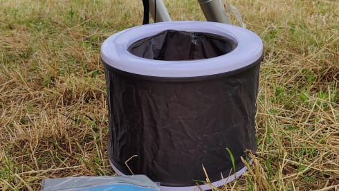 Toto – Micro Camper mit Dachzelt und Küchenbox