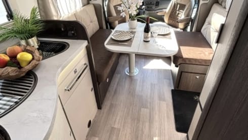 De Comfort Cruiser – Luxe automaat camper met queensbed & hefbed (4 pers) – als nieuw!