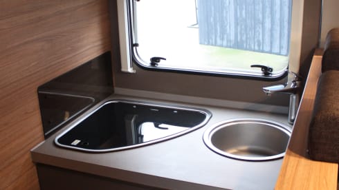half integraal camper – This luxurious 4-person semi-integrated camper from the Weinsberg brand 