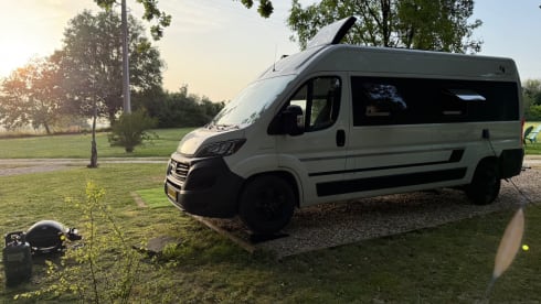 AmorA Campervan 6.0 meters for 2 persons with length beds