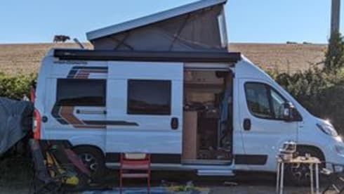 Cara – Van (6 m) from Weinberg with pop-up roof for rent