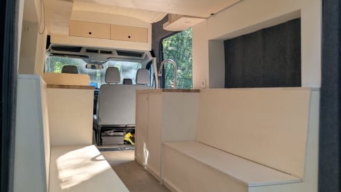 BigBlueBeast – 2-person very spacious off-grid Ford bus