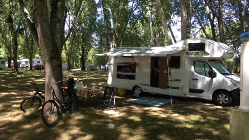 Ruime camper - 6 vaste slaapplaatsen + 2 optioneel