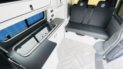 Bluey the Transporter Heeler – VW T6 Petrol Blue, 4-Berth