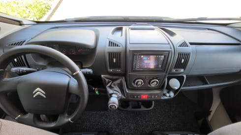 XL 670 SL – Very spacious Adria alcove camper with air conditioning