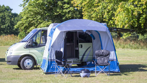 Mushy Pea – 2+2 berth Ford bus from 2006