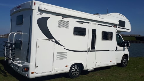 Camper 2 – Spacious and luxurious Pilote 6-person family camper with Playstation and LED TV!
