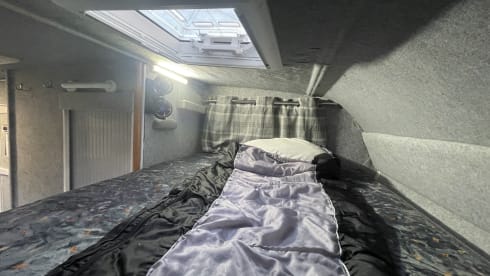 4-Bett, netzunabhängiger, modernisierter Fiat Ducato mit U-Lounge