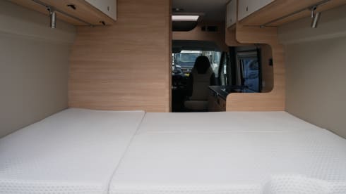 Carado 5.40 meter Buscamper, 2 sleeping - 4 seats.