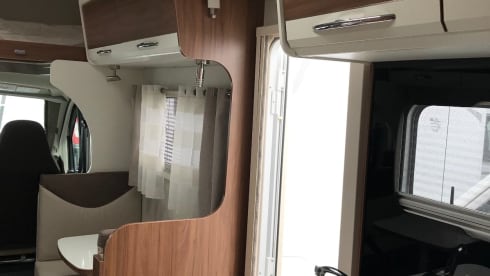 Camper 2 – Spacious and luxurious Pilote 6-person family camper with Playstation and LED TV!