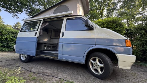 De blauwe reiziger – 4p Volkswagen campervan from 1993