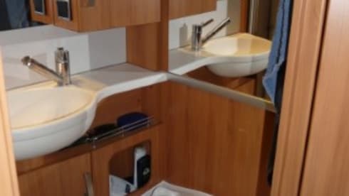 Hymer Excis-i 678, Automatic, 150 hp, air suspension, 4 adults. or 2 adults + 3child.