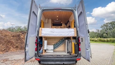 Keesie – Volkswagen Crafter Off-Grid Bus Camper with Roof Terrace