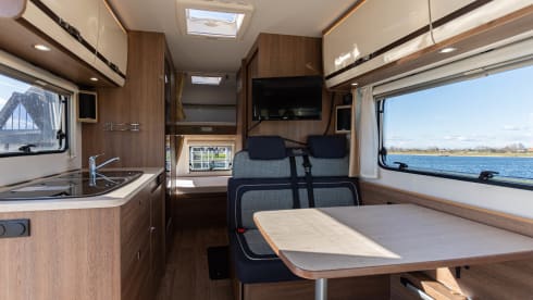 Luxurious & Compact 6-person camper with bunk beds