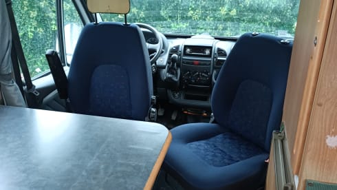 ☀️ 4-person bus camper with fixed bed, awning & solar panel – also for sale!