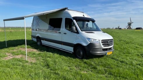 Spacious and luxurious bus camper for 2 people