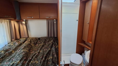 Cozy, fully equipped 4-person semi-integrated camper.