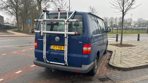 2p Volkswagen campervan uit 2003