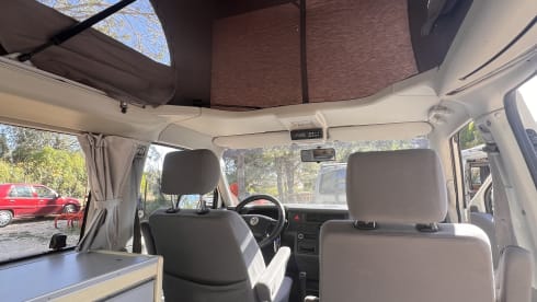 Piet – Volkswagen transporter (2,5 liter 102HP) T4 California for 2 or 4 persons