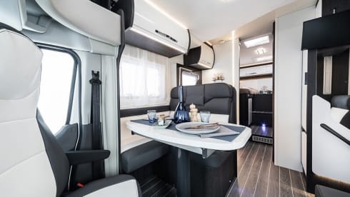 2022 Luxury 5 Berth Motorhome 
