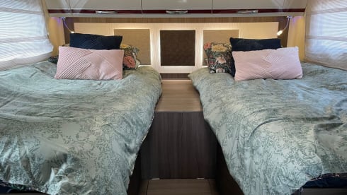 4p 2018 McLouis 473g Carat semi-integrated with pull-down bed