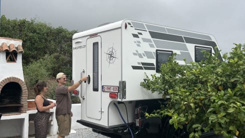 Frank & Frieda – Pick up & set up unit for 2 to 3 persons!