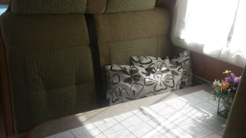 Let op!!! Prijs is inclusief dagverzekering goboony! – Beautiful camper for rent! With a fixed bed and fully furnished!