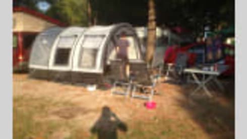 Nuggie – Nuggie wants to go, red Ford Transit nugget westfalia from 2006