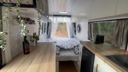 Very Spacious Luxury Off-Grid Camper – Freedom, Comfort & Adventure on Wheels!