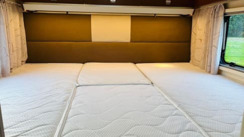 Koosje – Luxury Camper (5 persons) Lengthwise and lifting bed L-seat