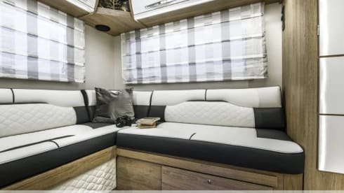 Wanderer – 6 berth Roller Team semi-integrated from 2022 Automatic