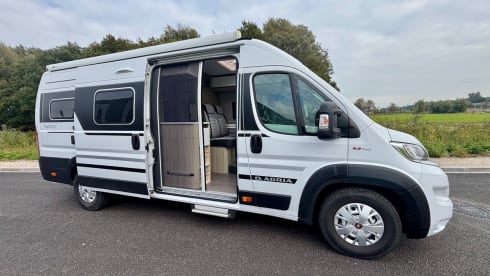 Super luxe Adria 640 SLB Plus Bus camper met lengte bedden