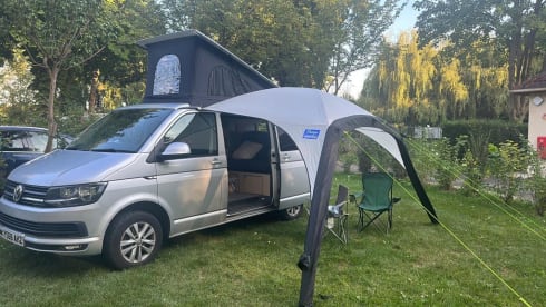Joebow – 4 berth Volkswagen camper van 2018