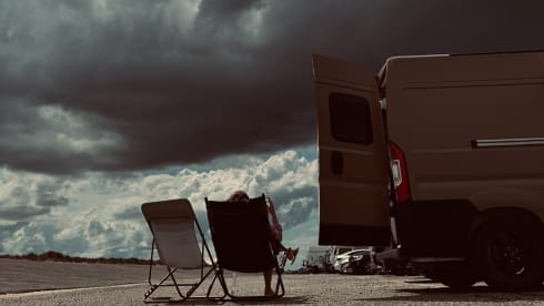 Camp en jo – 4p Peugeot bus uit 2025