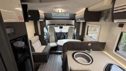 Charlie – High-Spec 5 berth Roller Team Motorhome - Free Wifi & Insurance - 2024